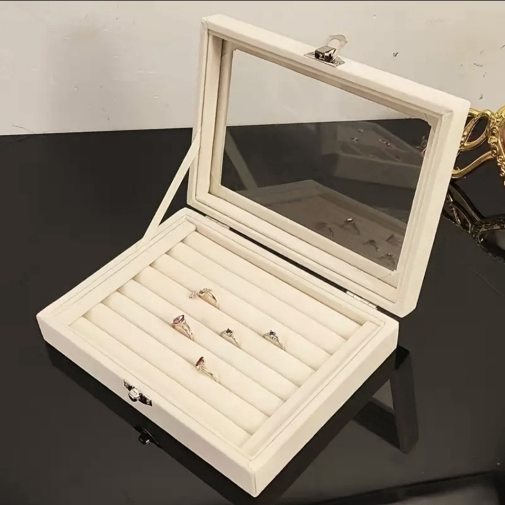 COPY - Ring case Beige Felt. elegant Storge For All You Rings.